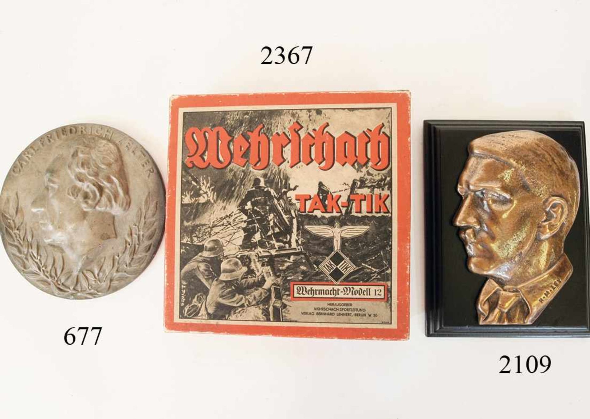 Bronzerelief Adolf HitlerAuf schwarzer Platte. Sig. "H.M.Ley". 19x15cm. Zustand: II