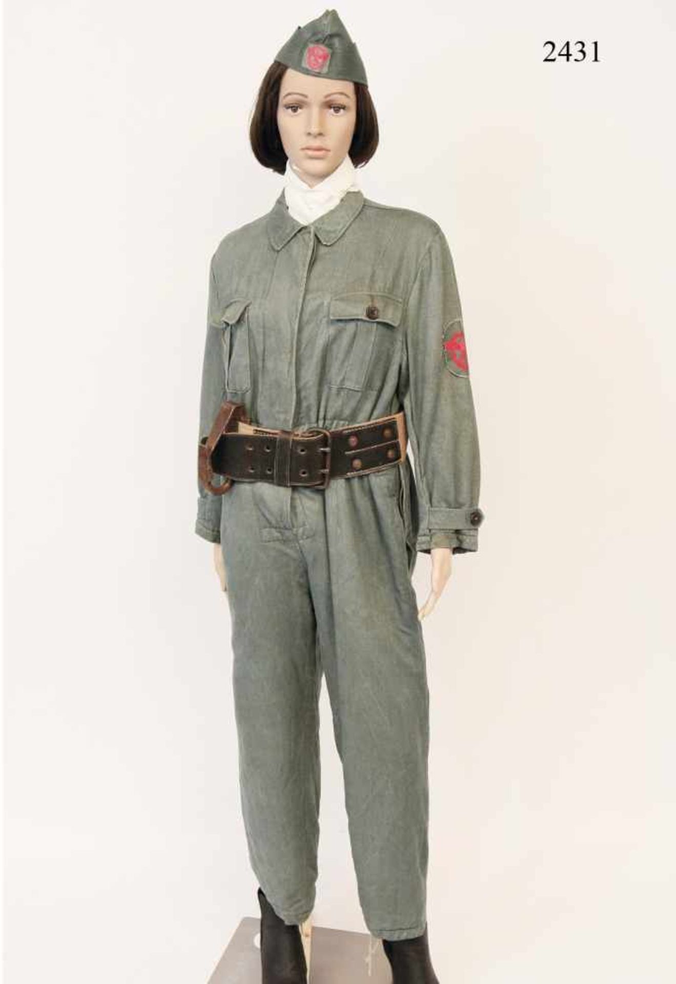 Einsatzbekleidung für Feuerwehr-Helferinnen, ab 1943Schilfgrüner Schutzanzug. 2 Brusttaschen. Am Arm