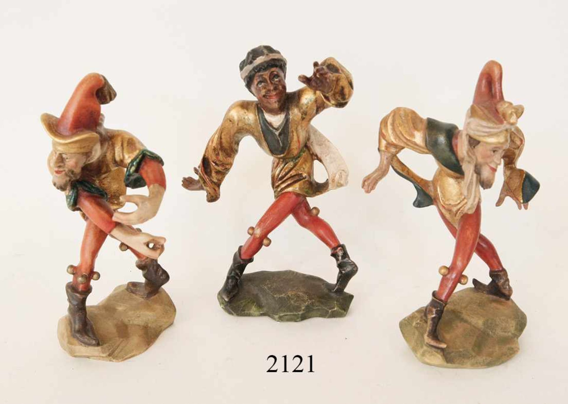 3 Moriskentänzer in gotischem StilHolz, geschnitzt und farbig gefasst. 18-19cm, Zustand: II
