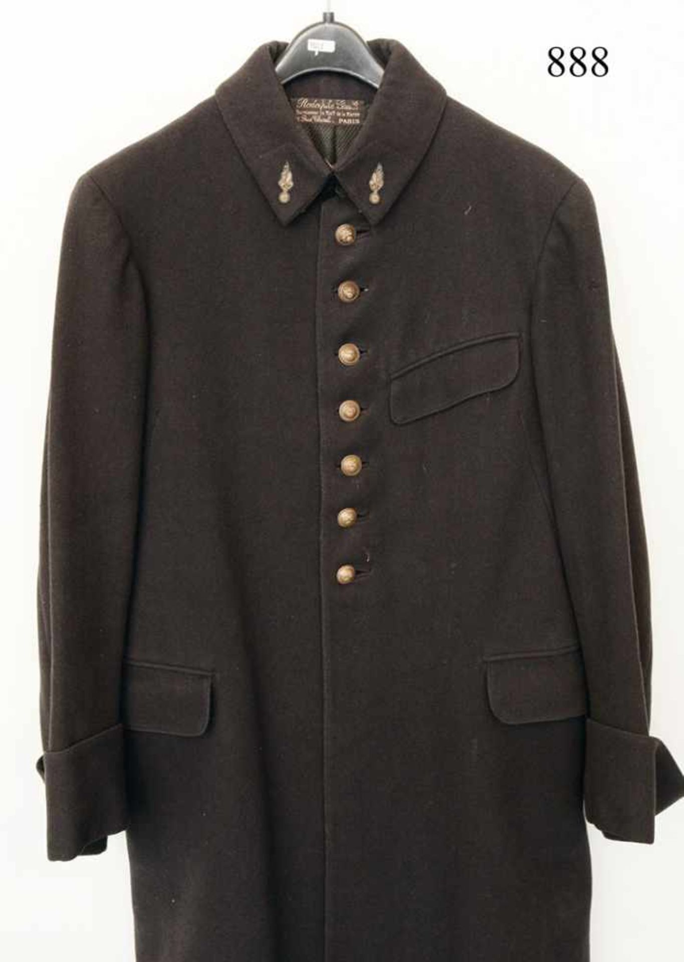 Mantel für OffiziereFast schwarzes, dichtes Tuch. Schneidereikett aus Paris. Zustand: II