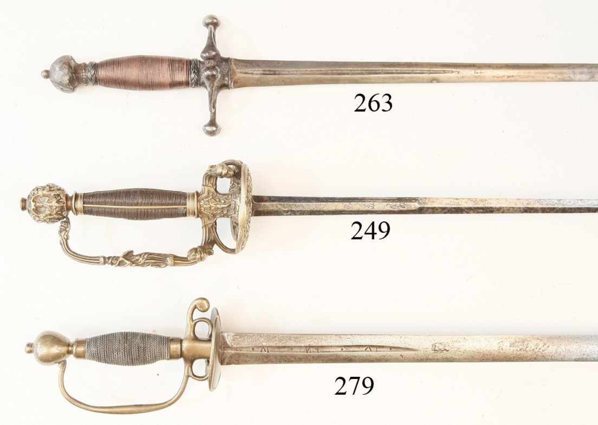 Offiziersdegen, um 1780Schmale Klinge mit Mittelgrat. Oben mit eingelegter Verzierung. Schön