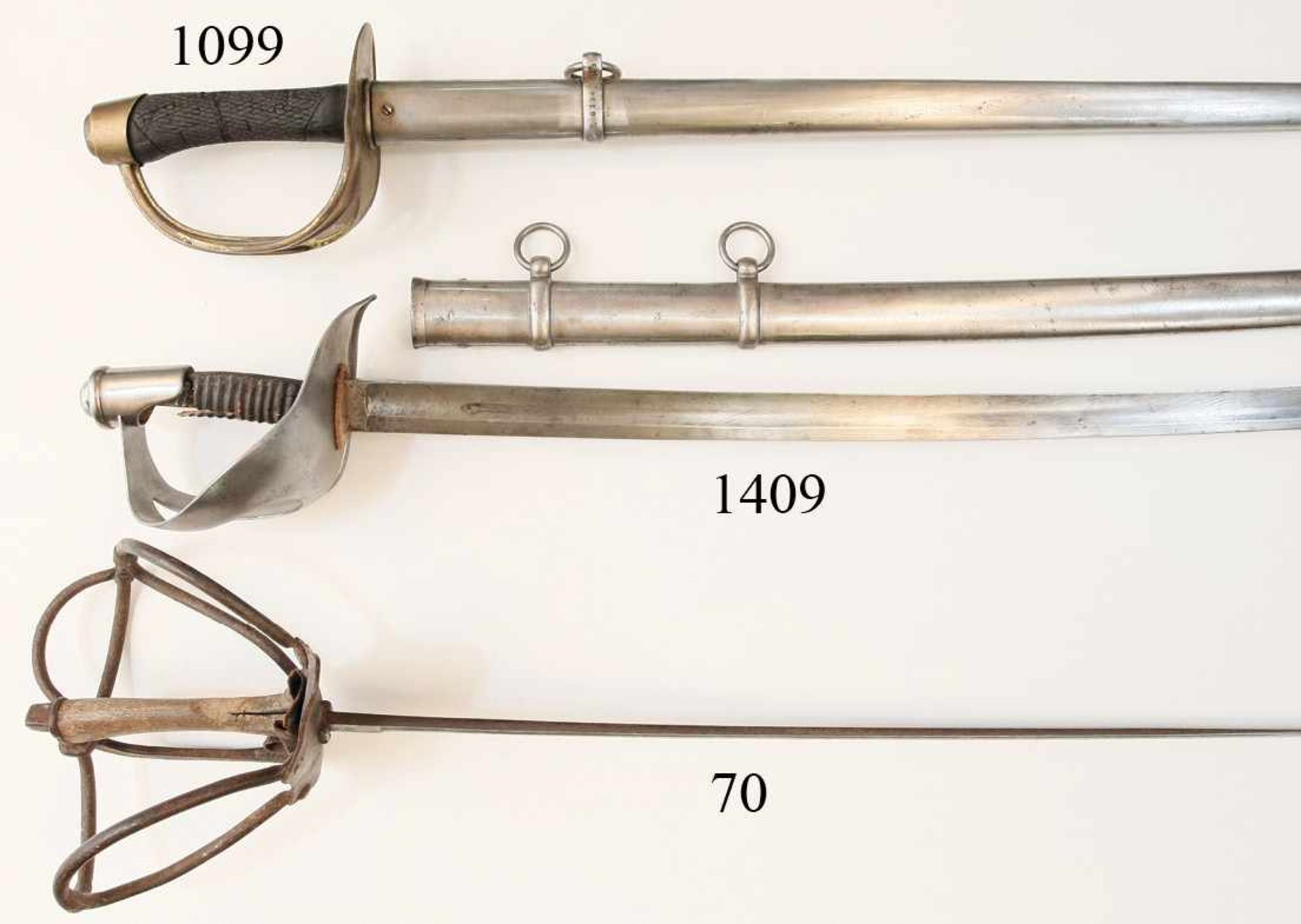 Schwerer Kavalleriesäbel, um 1840Breite Rückenklinge mit Abnahme. Eisrenes Korbgefäß. Griffholz