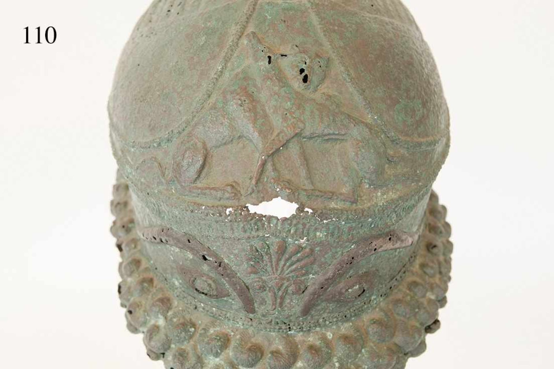 Bronzehelm, etruskisch, ca. 500 v.Chr.Abgesetzte Glocke mit Stabilisierungs und Zierrändern. Vorne - Bild 2 aus 3