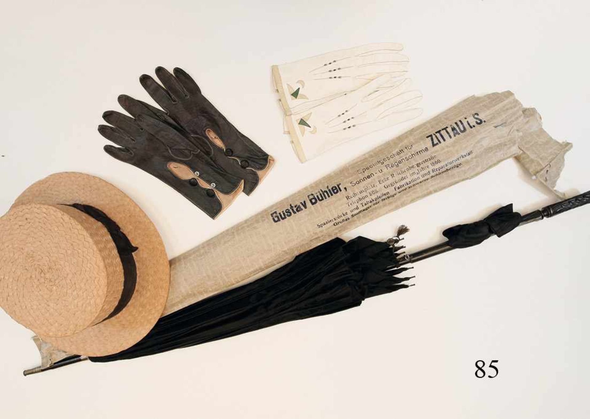 Sommerequipment einer Dame um 1900Strohhut. Sonnenschirm in orig. Hülle. 2 Paar Handschuhe. Zustand:
