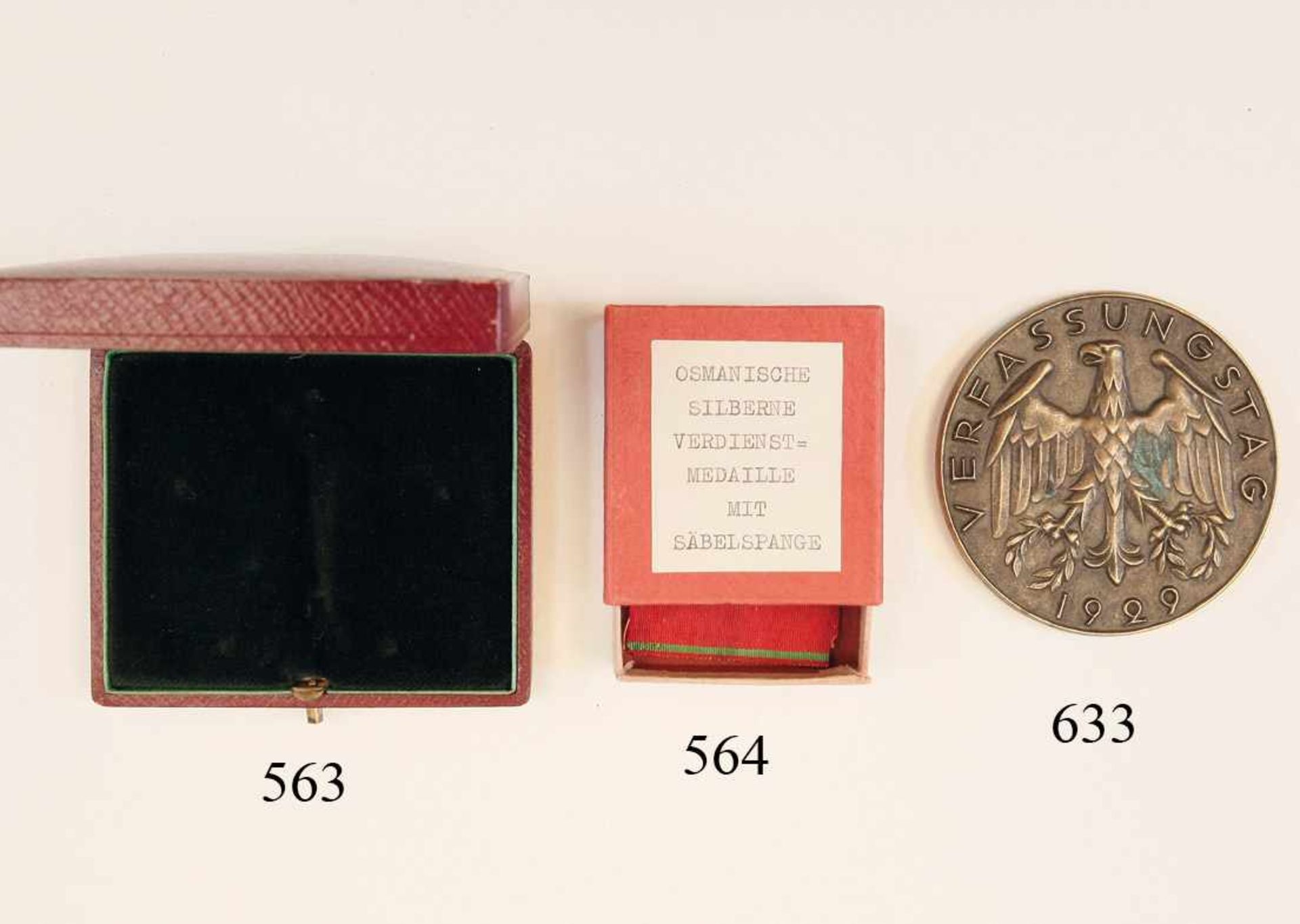 Bronzemedaille, EhrenpreisEhrenpreis des Reichspräsidenten zum Verfassungstag 1929. 7cm. Zustand: