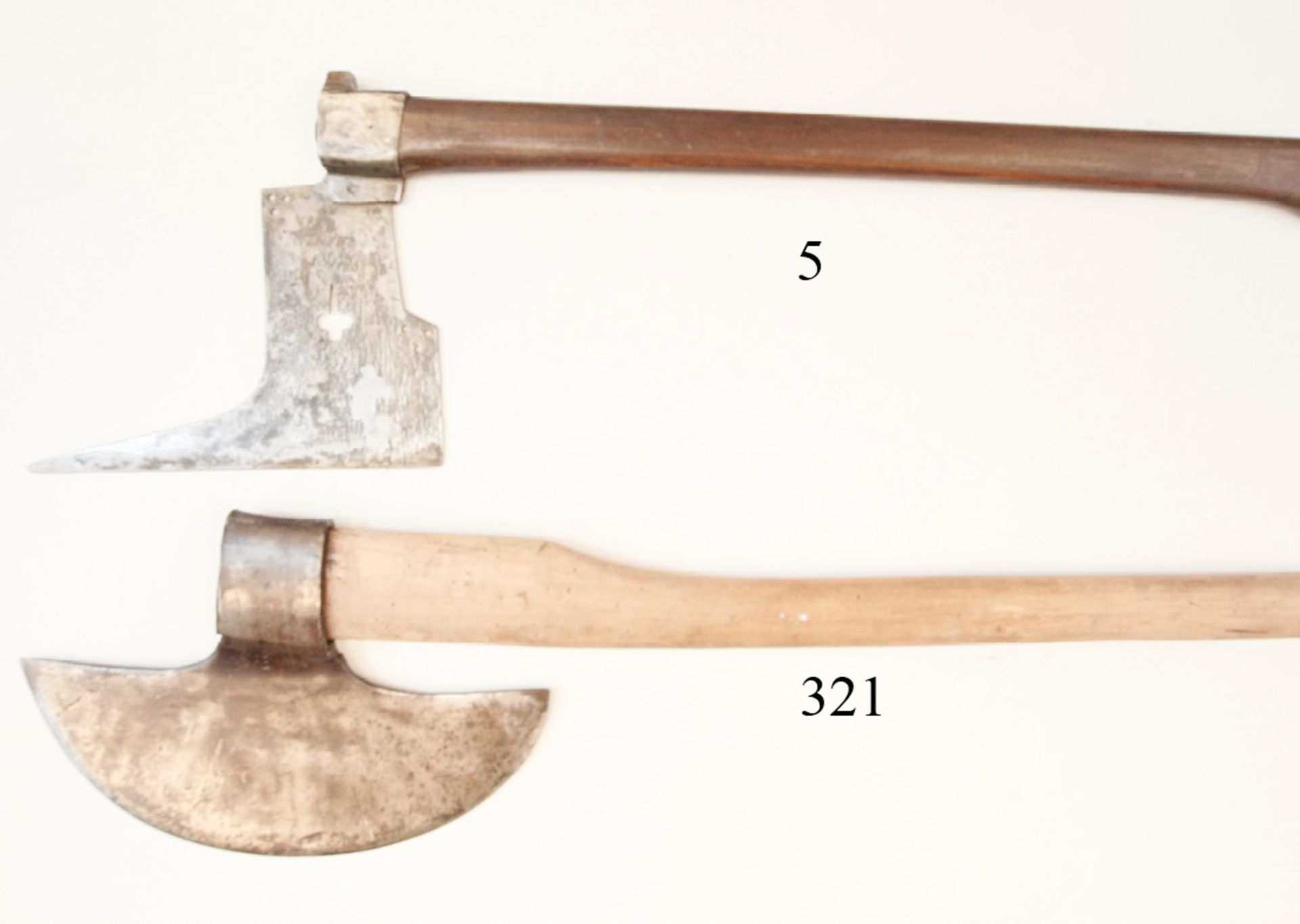 Alte BergmannsbarteEinfache, zierdelose Ausführung. Mit Holzschaft. 65cm. Zustand: II