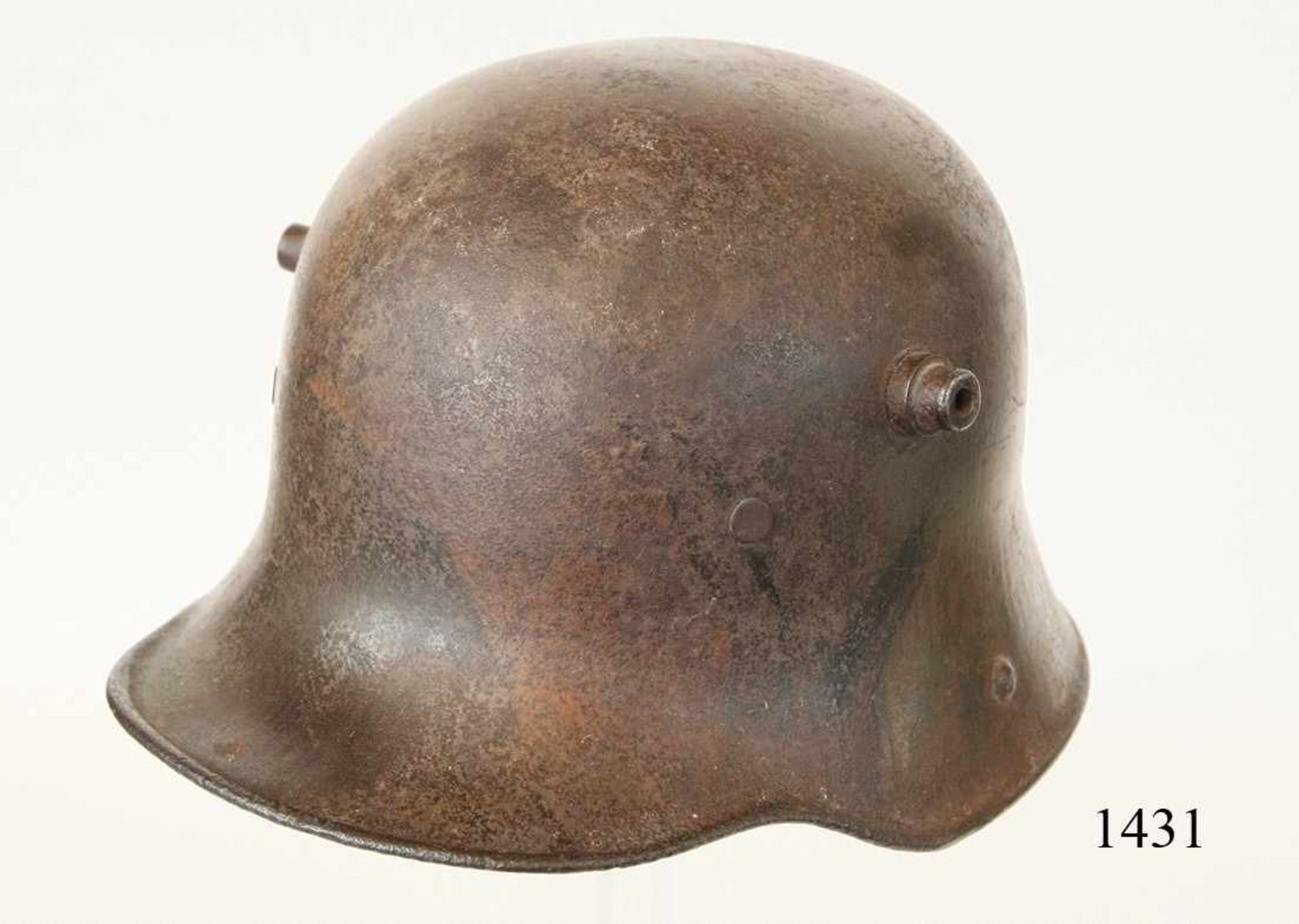 Stahlhelm M/16 MimikrieOriginale Tarnfarbe. Teils rostig. Vom Innenfutter sind die Lederlappen alt