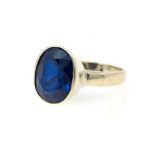 A TANZANITE RING set to the centre with a oval brilliant-cut sapphire weighing approximately 7,5