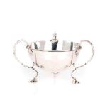 AN EWARDIAN SILVER BOWL, COLLINGWOOD AND CO, LONDON, 1928 with opposing handles on three feet18cm