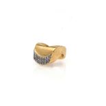 A UNISEX RING handcrafted in 18ct yellow gold with a weight of 11,3 g pavé-set with approximately