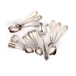 SIX SILVER SPOONS in a fabric-lined case90g (6)