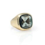 A GOLD RING unisex signet-style ring, set with a faceted light blue topaz weighing approximately 7