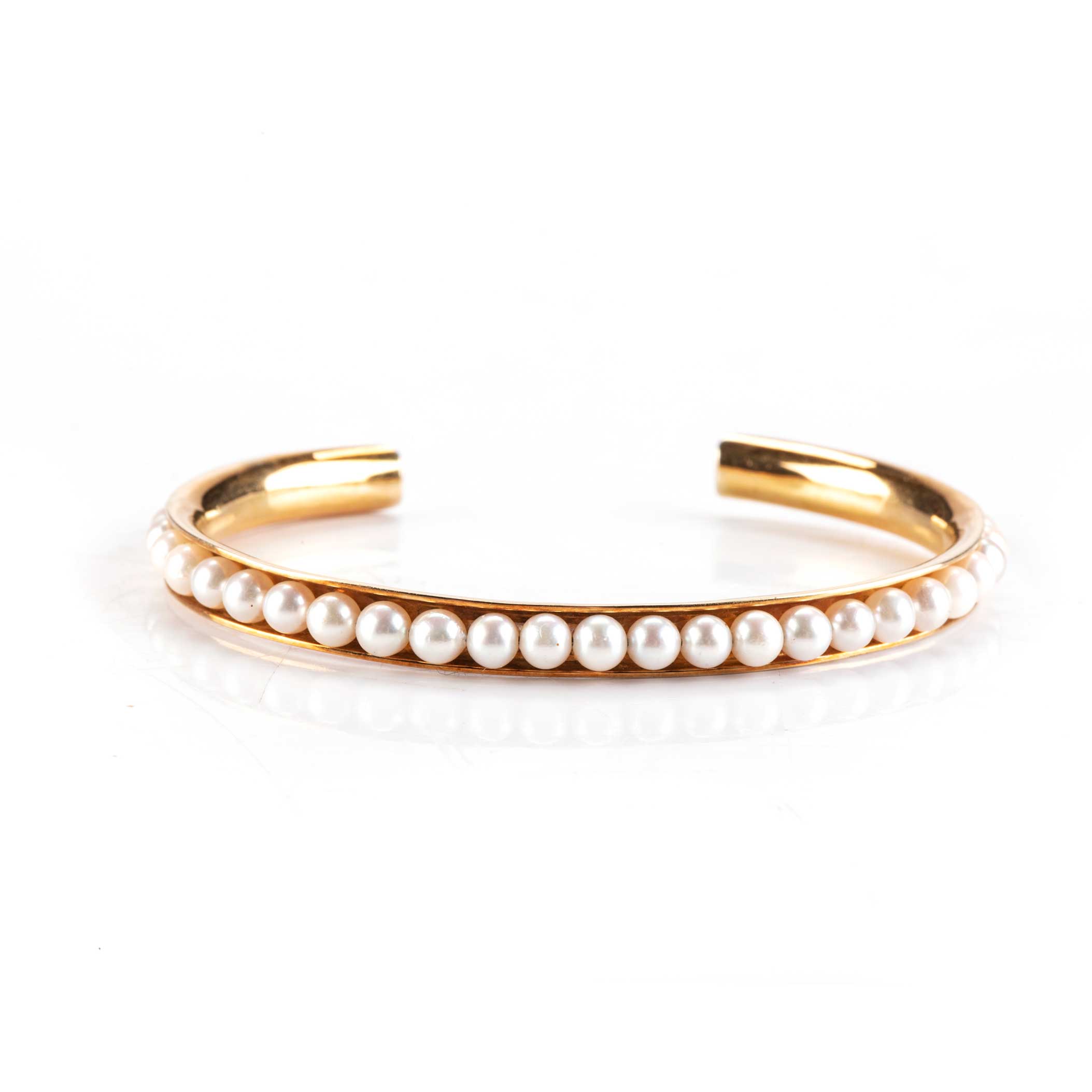 A GOLD AND PEARL BANGLE