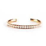 A GOLD AND PEARL BANGLE