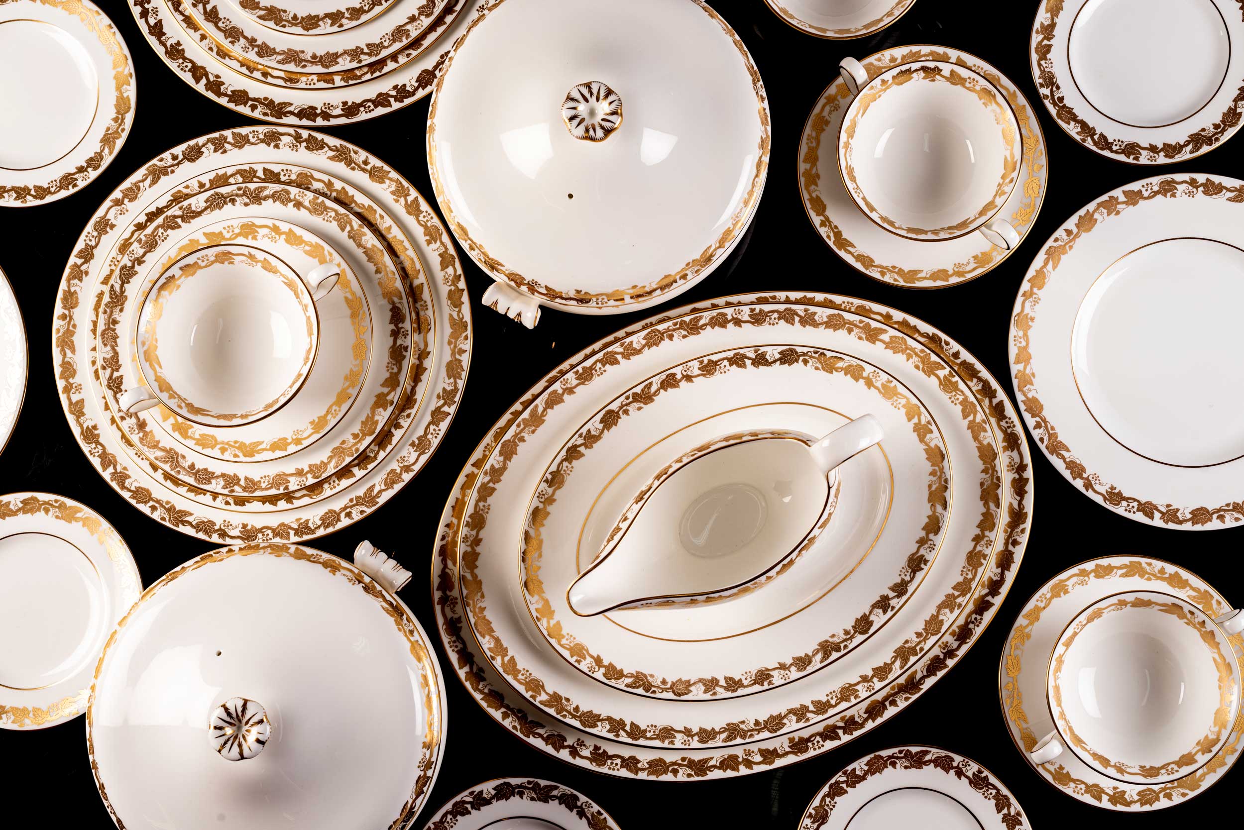 A WEDGWOOD 'WHITEHALL' PATTERN PART DINNER SERVICE, MID 20TH CENTURY