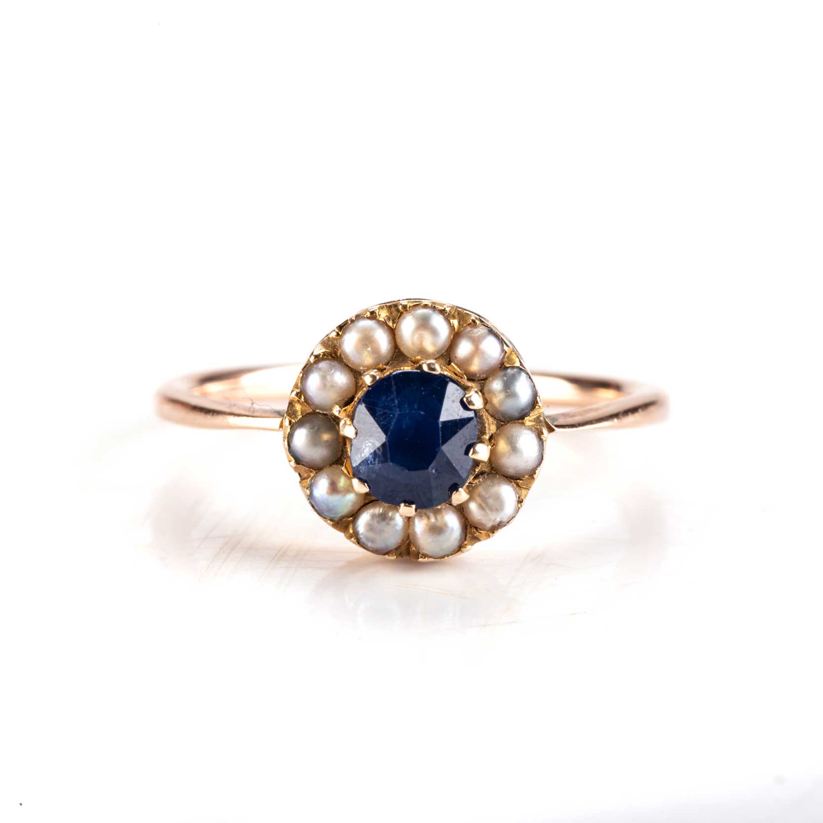 A SAPPHIRE AND PEARL RING