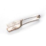 A SILVER CAKE LIFTER, ROBERT FOX, BIRMINGHAM, 1920 With pierced silver engraved holder, with