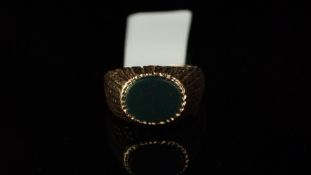 Bloodstone signet ring mounted in hallmarked 9ct yellow gold with a bark effect, finger size H 1/