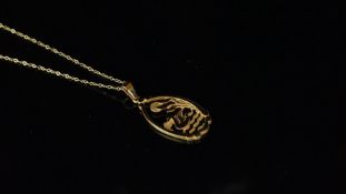 9ct yellow gold swan motif pendant, on a fine trace link chain, length approximately 42cm, gross