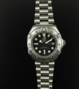 GENTLEMEN'S TAG HEUER AUTOMATIC DIVER'S WRISTWATCH REF. 840.006-2, circular dark navy dial with