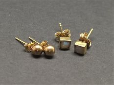 Two pairs of 9ct yellow gold studs earrings, gross weight approximately 1.20 grams.