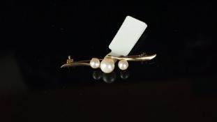 Triple pearl brooch in hallmarked 9ct yellow gold, with pin and roller catch, length 4.5cm, gross