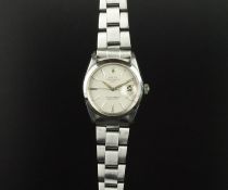 GENTLEMEN'S ROLEX OYSTER PERPETUAL DATE W/ BOX, ref 1500, circular silver dial, silver hour