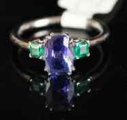Three stone sapphire and emerald ring, mounted in white metal stamped 750, set with a central