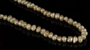 Natural saltwater pearl necklace, with certificate from The Gem & Pearl Laboratory, knotted, with