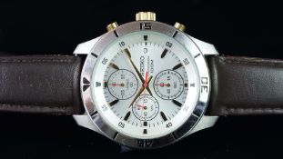 GENTLEMEN'S SEIKO CHRONOGRAPH 100M WRISTWATCH, circular silver triple register dial with a date