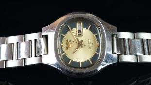 GENTLEMEN'S SEIKO 5, REF. 7019-5010, GOLD & BLACK DIAL, CIRCA. JANUARY 1972, AUTOMATIC WRISTWATCH,