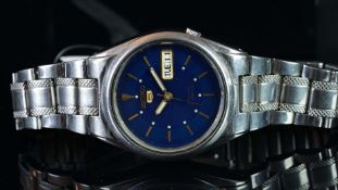 GENTLEMEN'S SEIKO 5, REF. 7S26-01B0, BLUE DIAL, CIRCA 2000's, AUTOMATIC WRISTWATCH, circular blue