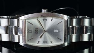 GENTLEMEN'S HUGO BOSS WRISTWATCH, tonnaeu shaped dial with silver hour markers and hands, date