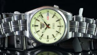 GENTLEMEN'S SEIKO 5 AUTOMATIC DAY DATE WRISTWATCH, circular green dial with silver hour markers