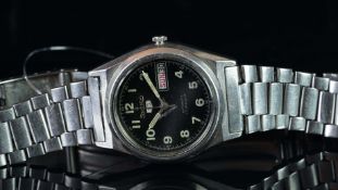 GENTLEMEN'S SEIKO 5 AUTOMATIC DAY DATE WRISTWATCH CIRCA 1981, circular black dial with patina Arabic