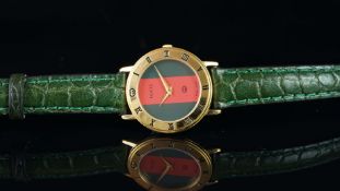 LADIES' GUCCI, REF. 3000 L, W/BOX & PAPERS, CIRCA 1990, QUARTZ WRISTWATCH, circular red and green