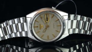 GENTLEMEN'S E437 SEIKO 5 AUTOMATIC DAY DATE WRISTWATCH CIRCA 1980, circular grey dial with gold hour