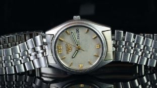 GENTLEMEN'S SEIKO 5 AUTOMATIC DAY DATE WRISTWATCH CIRCA 1986, circular silver dial with gold hour