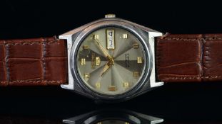 GENTLEMEN'S SEIKO 5 AUTOMATIC DAY DATE WRISTWATCH CIRCA 1999, circular silver two tone dial with