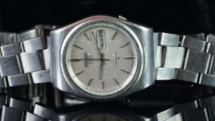 GENTLEMEN'S SEIKO 5 AUTOMATIC DAY DATE WRISTWATCH CIRCA 1978, circular silver dial with gold hour