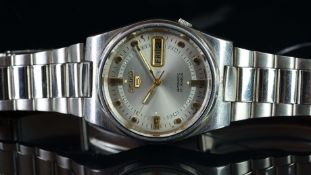 GENTLEMEN'S SEIKO 5 AUTOMATIC DAY DATE WRISTWATCH CIRCA 1995, circular silver dial with gold hour