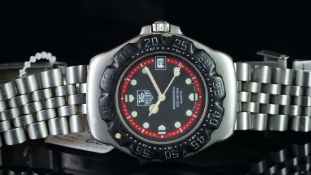 GENTLEMEN'S TAG HEUER PROFESSIONAL, REF. WA1214, ORIGINAL BRACELET, QUARTZ WRISTWATCH, circular