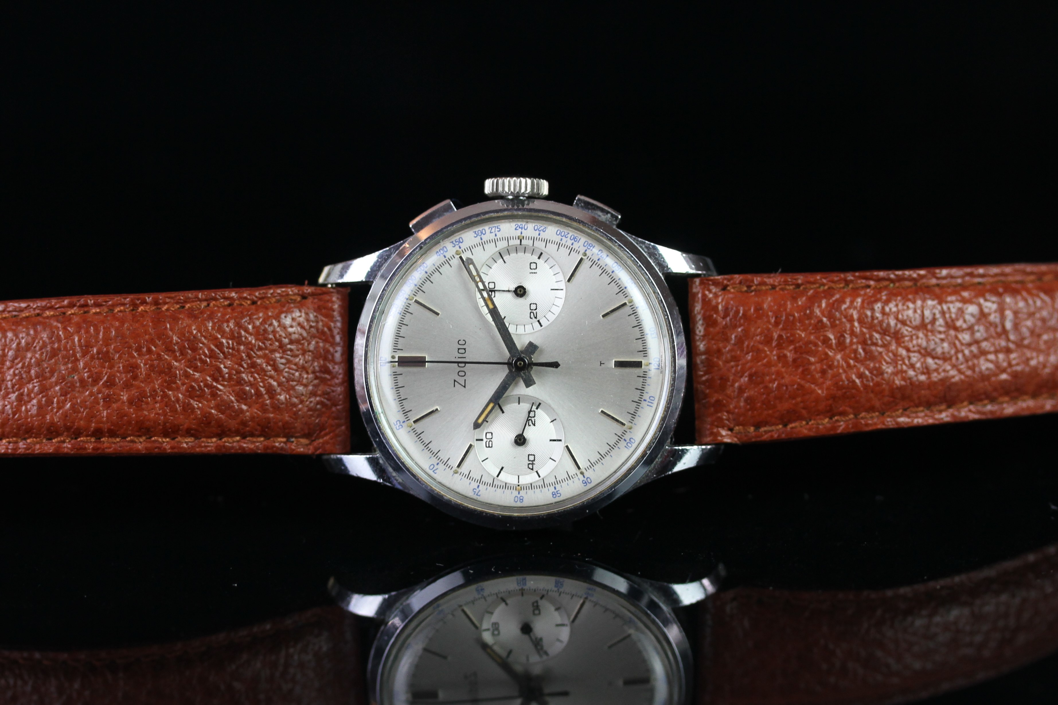 GENTLEMEN'S ZODIAC CHRONOGRAPH VINTAGE WRISTWATCH, circular silver twin register dial with baton