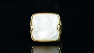 A single mother of pearl stone ring, mother of pearl measuring 17.4 x 17.5 x 6.07mm, set in yellow