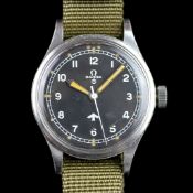 GENTLEMEN'S VINTAGE OMEGA MILITARY BROAD ARROW REF 2777-1 CIRCA 1952, circular black dial, Roman