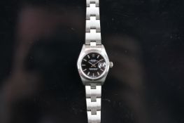 LADIES' ROLEX DATEJUST, BLACK DIAL, OYSTER BRACELET, AUTOMATIC WRISTWATCH, circular black dial