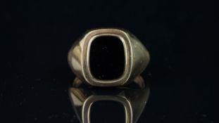 Onyx signet ring, mounted in hallmarked 9ct yellow gold, maker's mark 'B. Bros', finger size P,