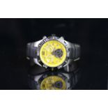 GENTLEMEN'S ACCURIST CHRONOGRAPH WRISTWATCH, circular yellow triple register dial with date