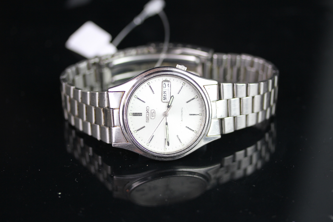 GENTLEMEN'S SEIKO AUTOMATIC WRISTWATCH REF. 7S26 - 3100 CIRCA JUNE 2000, circular silver dial with - Image 2 of 2