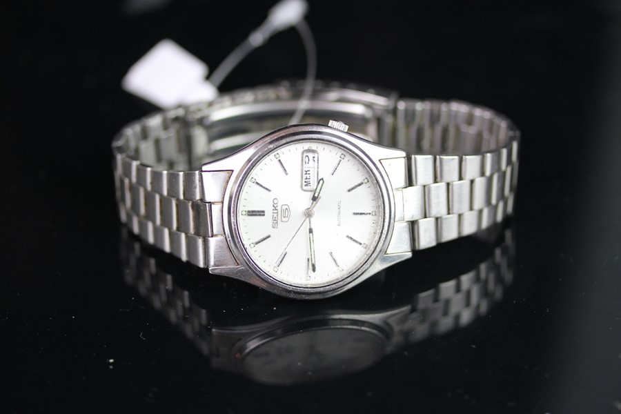 GENTLEMEN'S SEIKO AUTOMATIC WRISTWATCH REF. 7S26 - 3100 CIRCA JUNE 2000, circular silver dial with